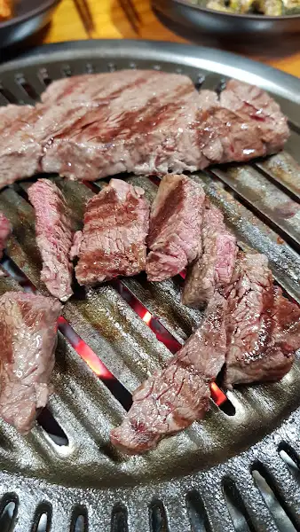 숯불 위에서 익어가는 소고기 덩어리