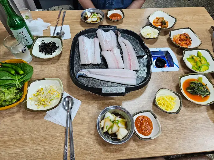 장어 구이 상차림 전체 사진