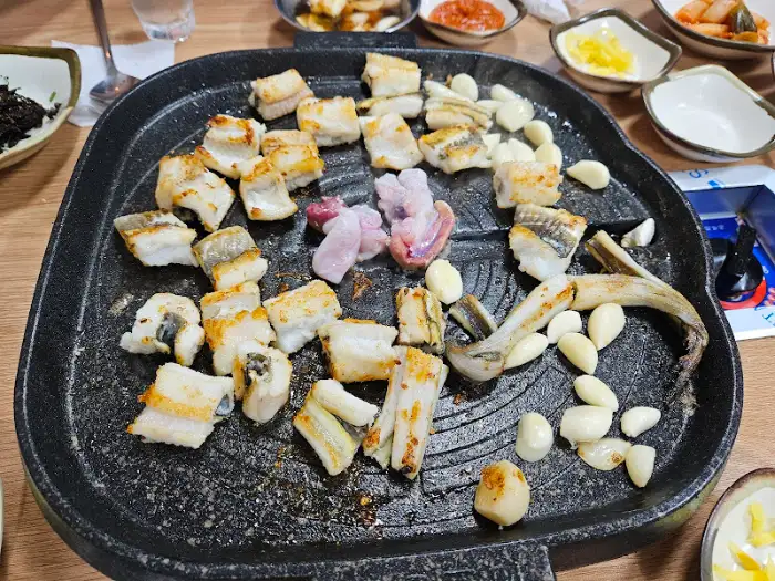 장어 내장과 함께 구워지고 있는 장어 조각들