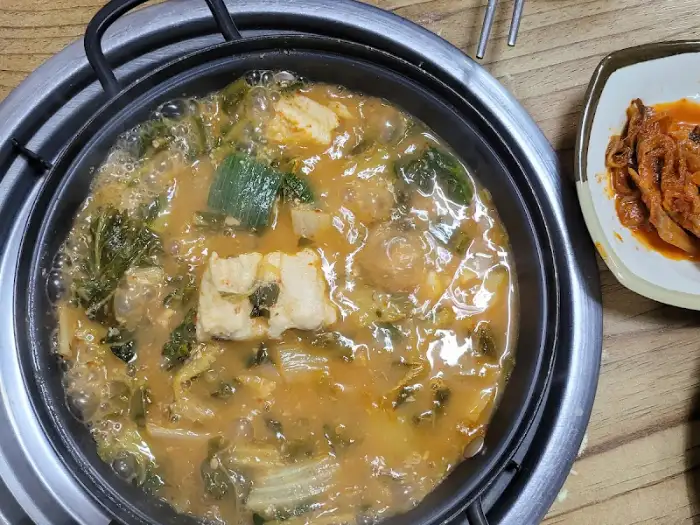 장어탕을 다른 각도에서 찍은 사진