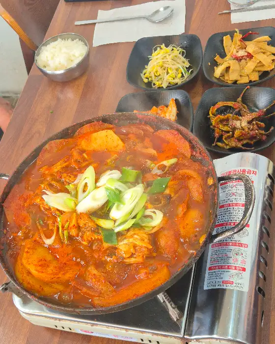 보말 칼국수와 반찬들