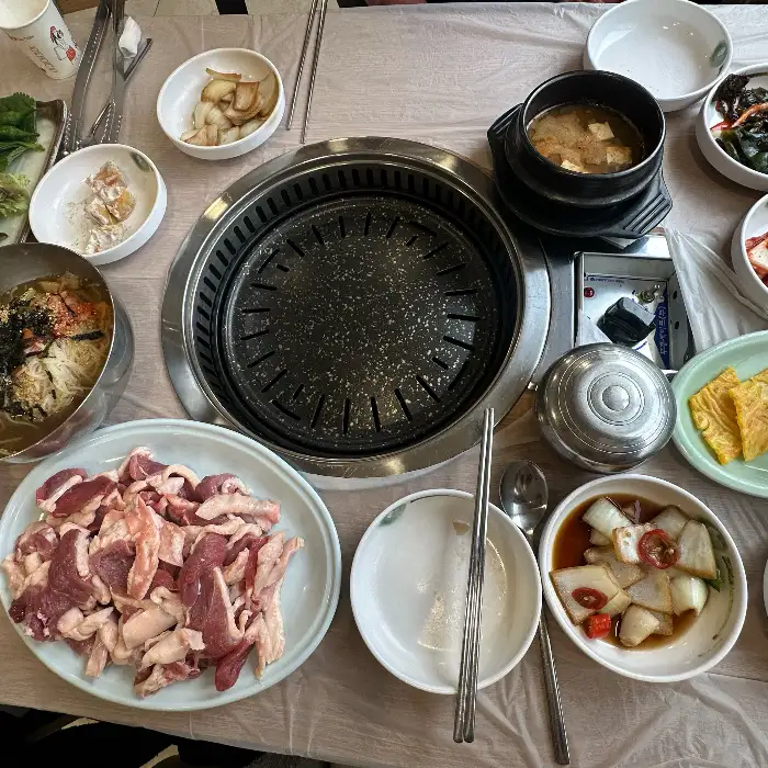 밑반찬과 오리 로스구이 준비된 상차림