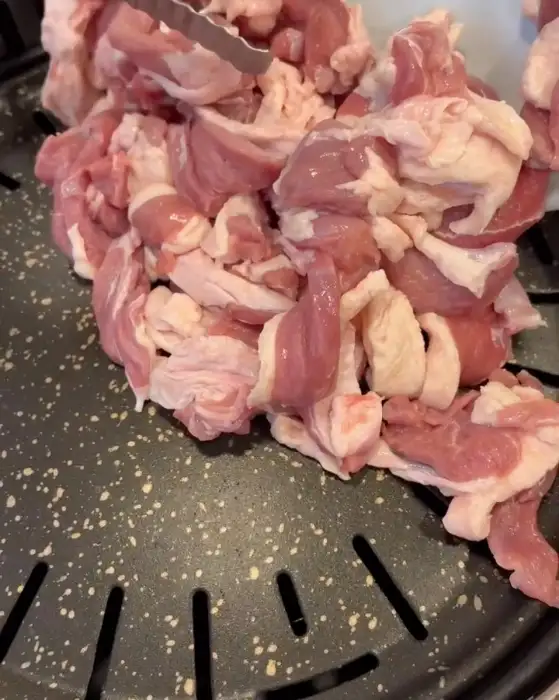 불판에 올려질 생오리 로스