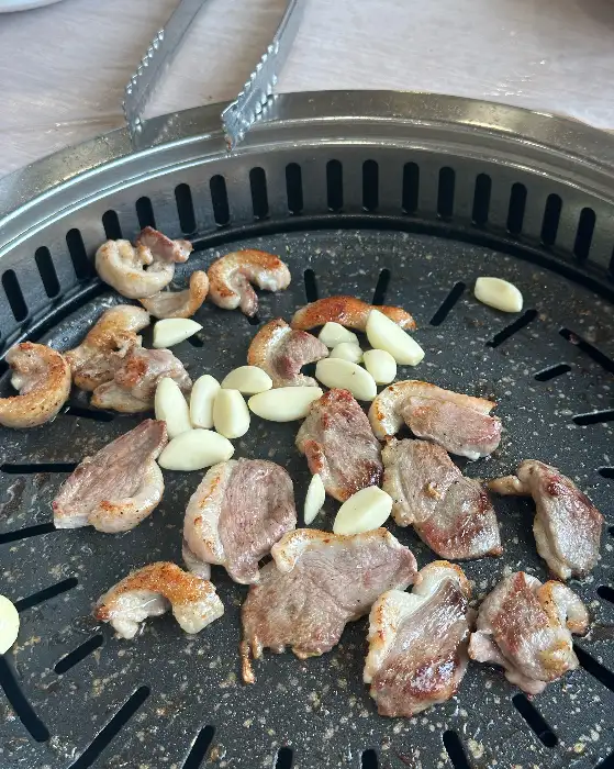 잘 익어가는 오리 로스와 은행, 마늘