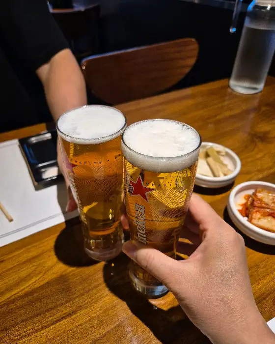 맥주잔 두 개를 부딪히는 모습