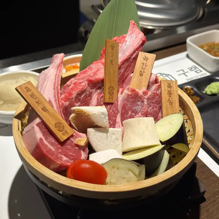 다양한 부위의 양갈비와 야채