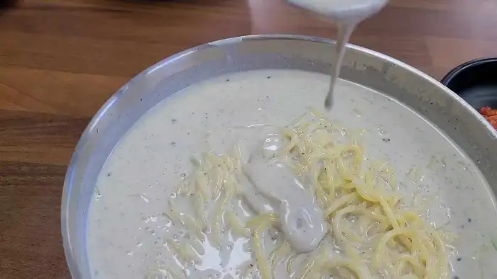 걸쭉하고 고소한 콩국수