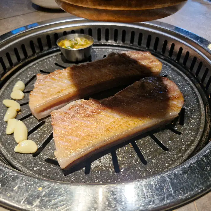잘 달궈진 불판과 곁들임 소스
