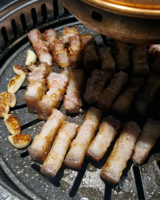 잘 익은 삼겹살 조각들