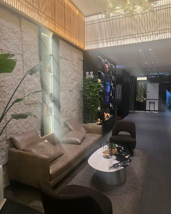 긴자의 세련된 로비와 편안한 좌석 공간