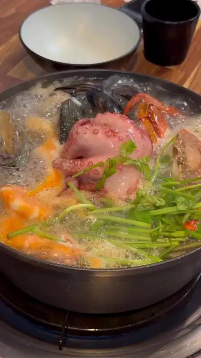 끓기 시작하는 해물칼국수 냄비