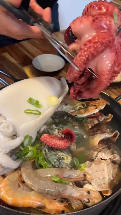 직원이 문어를 잘라주는 모습
