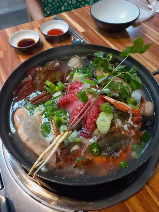 칼국수 면과 해산물이 함께 담긴 냄비