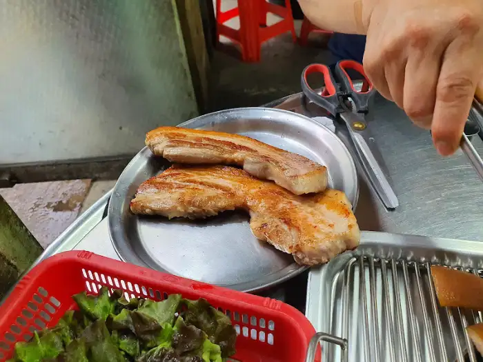 금속 접시에 담긴 통삼겹살 구이, 겉이 잘 익어 보인다.