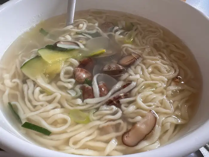 김이 모락모락 나는 해물칼국수 한 그릇