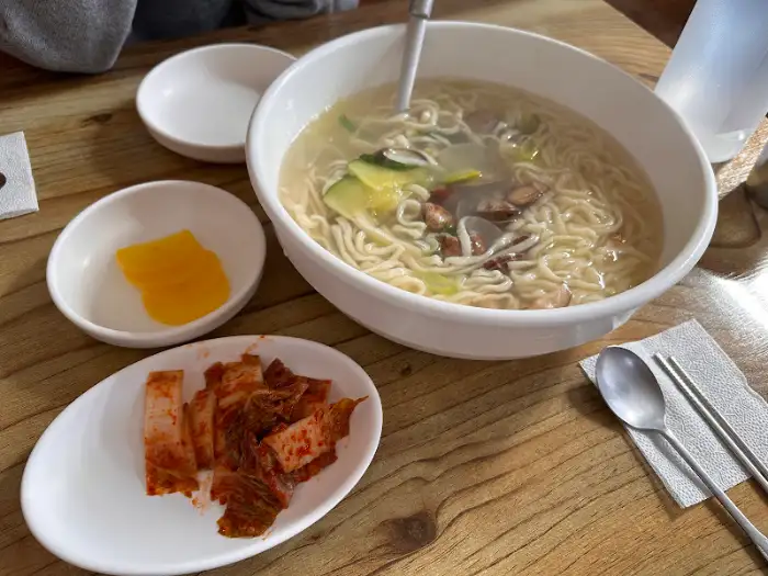 칼국수와 곁들임 찬