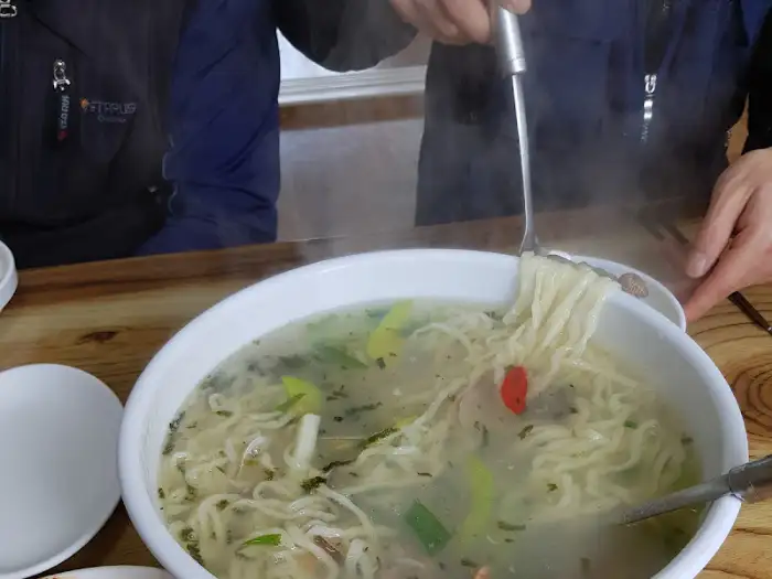 면발을 건져 올리는 모습