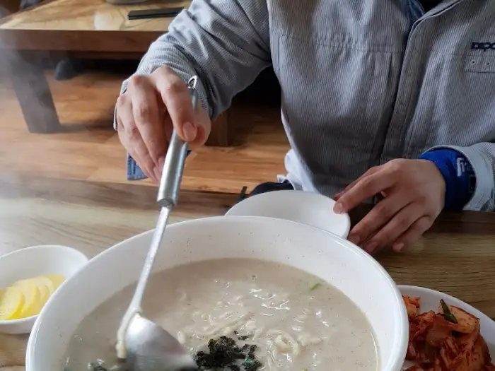 국물을 뜨는 모습