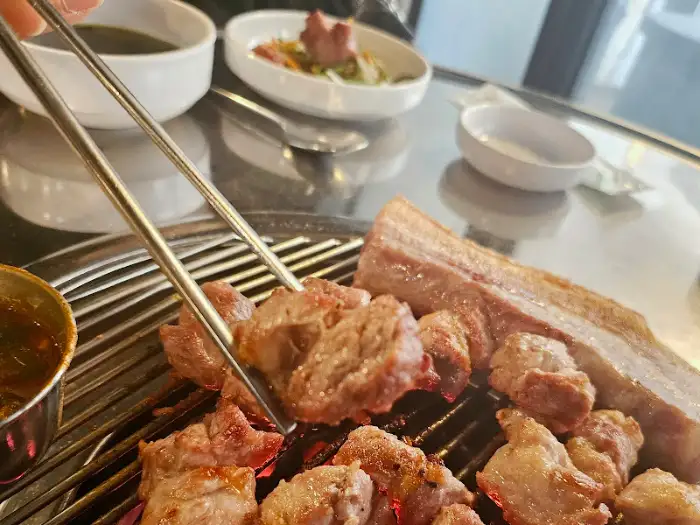 고기 굽는 장면