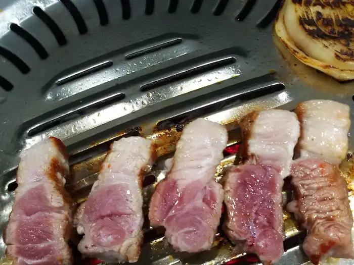 구워진 돼지갈비 조각들의 모습