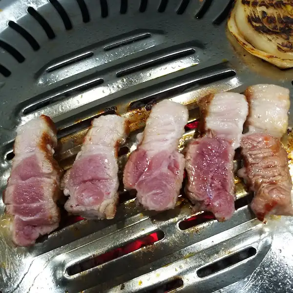 두툼한 갈매기살이 구워지는 모습