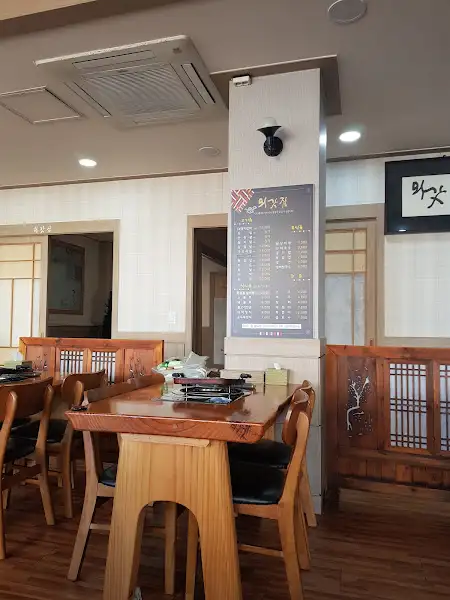 식당 내부에 걸린 메뉴판