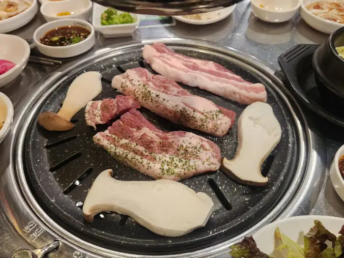 초벌구이된 두툼한 삼겹살