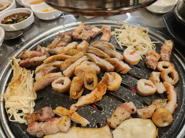 다양하게 구워진 고기 메뉴들
