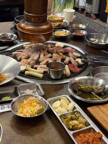 다양한 곁들임 메뉴와 함께 즐기는 고기