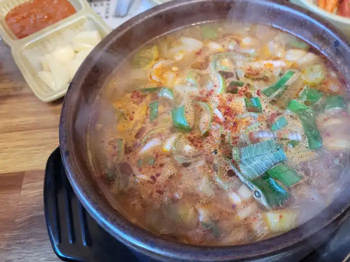 김이 모락모락 나는 얼큰한 국물 요리