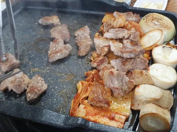 김치, 버섯, 양파와 함께 구워진 흑돼지