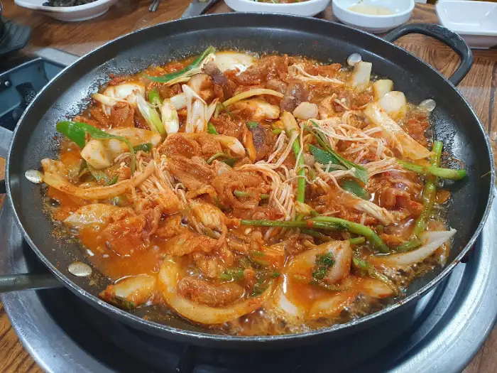 얼큰한 돼지고기 전골
