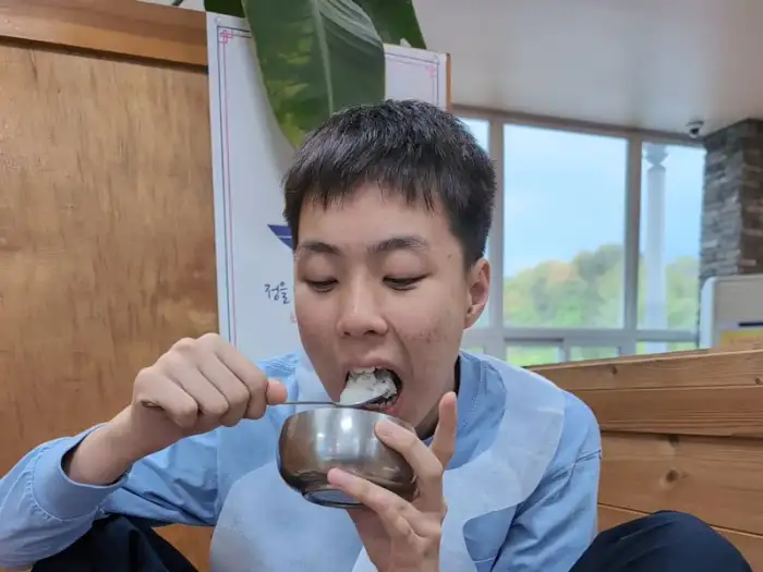 맛있는 음식을 먹고 만족하는 젊은 남성