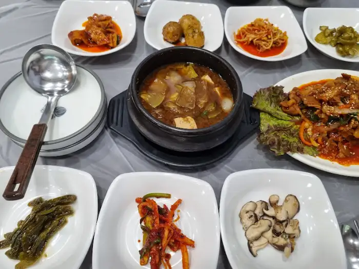 다양한 반찬들이 세팅된 테이블 모습
