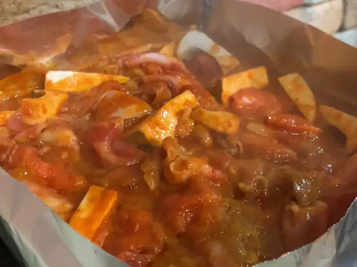 양념 대패 삼겹살 위에 버섯이 듬뿍 올라가 있습니다.