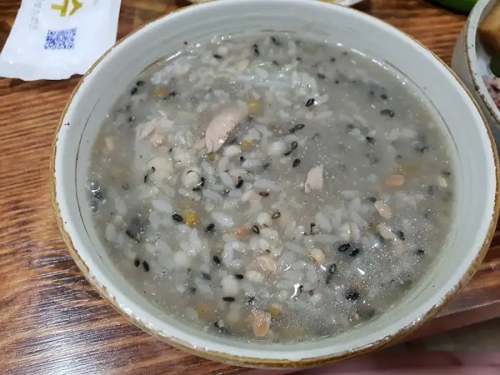 밥과 함께 나온 음식들