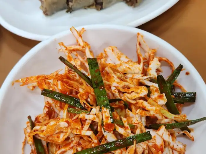 먹음직스러운 막창순대와 양념된 채소 무침