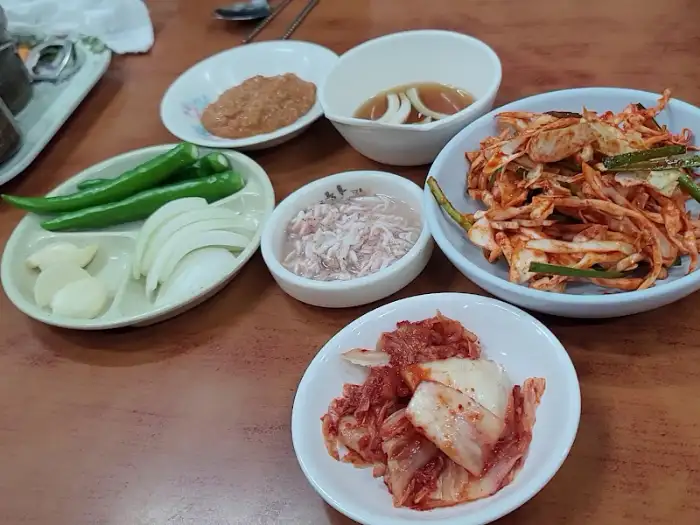 국밥과 함께 나온 김치, 마늘, 고추 등