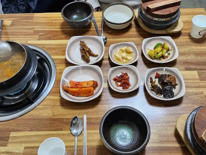 다양한 밑반찬과 튀김