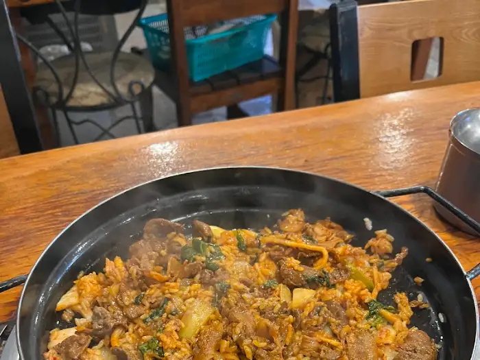 볶음밥이 완성되어가는 모습