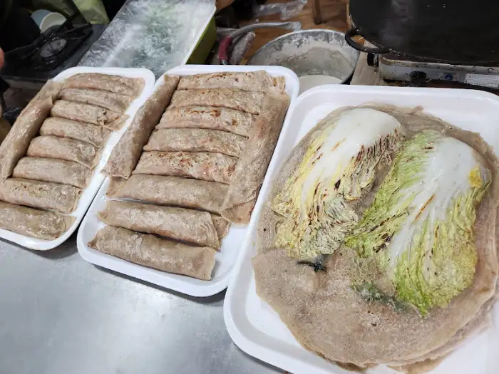 다양하게 준비된 메밀전병과 나물 반찬