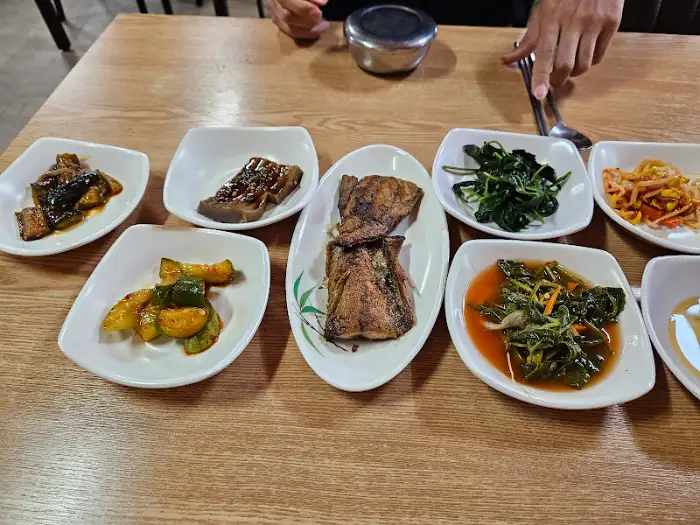 다양한 반찬과 메인 요리가 차려진 식탁