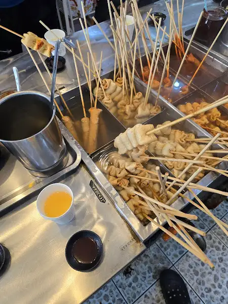 집게로 오뎅을 들어 올리는 모습