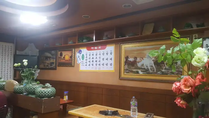 정겨운 분위기의 식당 내부