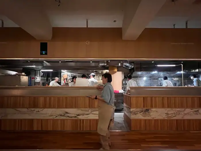 활기찬 주방 풍경과 서빙하는 직원
