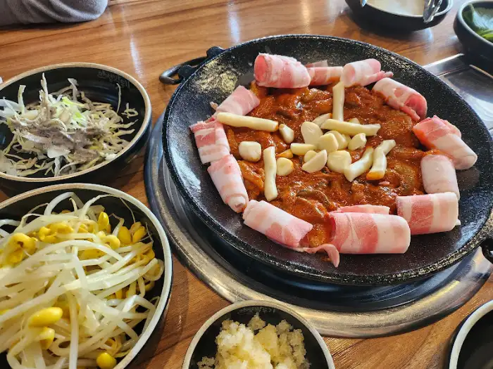 쭈꾸미 볶음과 곁들임 반찬