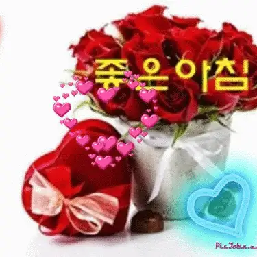 빨간 장미꽃다발과 하트 모양 초콜릿 상자