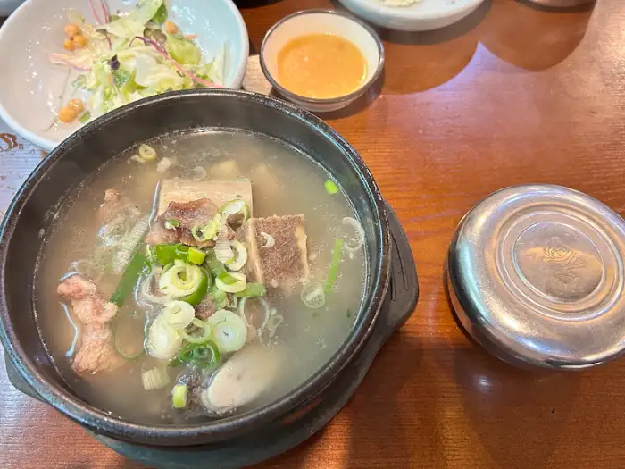 먹음직스러운 떡갈비와 솥밥