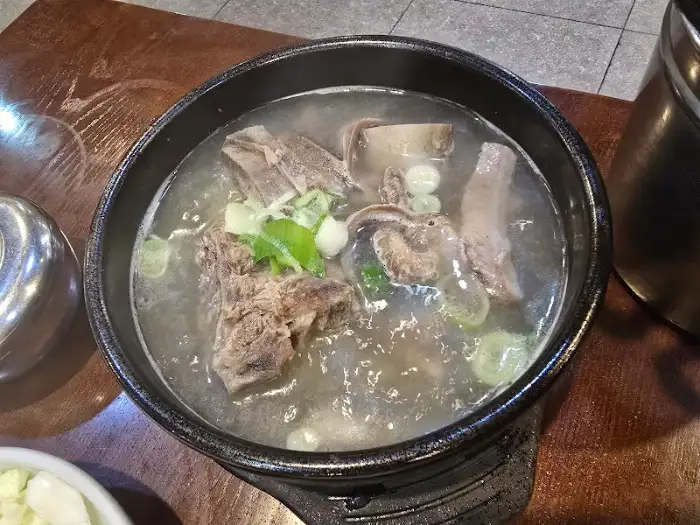 푸짐한 건더기가 가득한 갈비탕