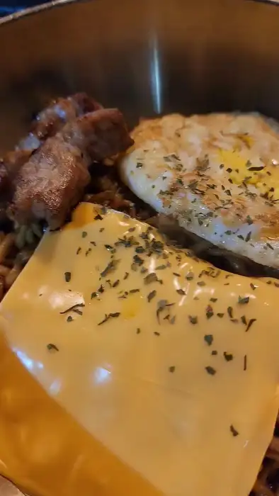 볶음밥 위에 올라간 계란 프라이와 치즈
